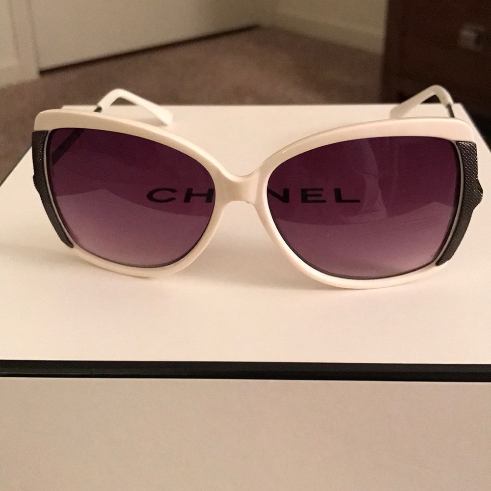 ❤️American Eagle White Frame Sunglasses